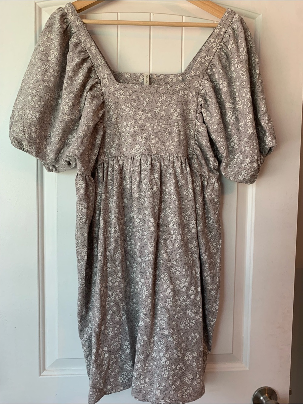 Rylee + Cru Gray Floral Puff-Sleeve Mini Dress